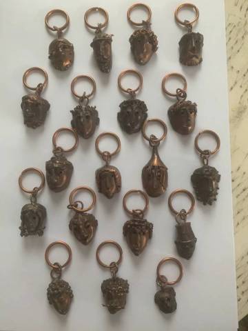Porte clefs diffrents visages en tain sign Michel Laude